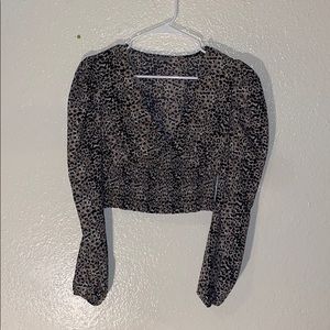 Long sleeve, crop top. V neck 🤎